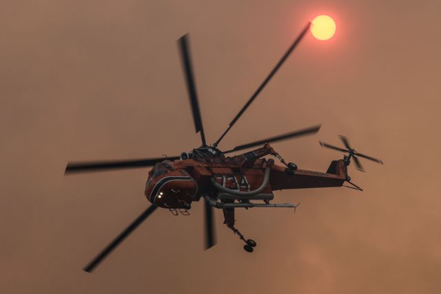 Εικόνες που «κόβουν την ανάσα» από την επιχείρηση πυροσβεστικού ελικοπτέρου στην Εύβοια