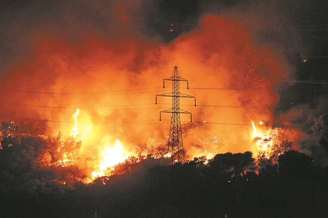 Όταν το δίκτυο της ΔΕΗ ανάβει και… φωτιές