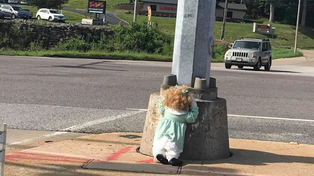 Ακέφαλες κούκλες προκαλούν πανικό στη μέση του δρόμου