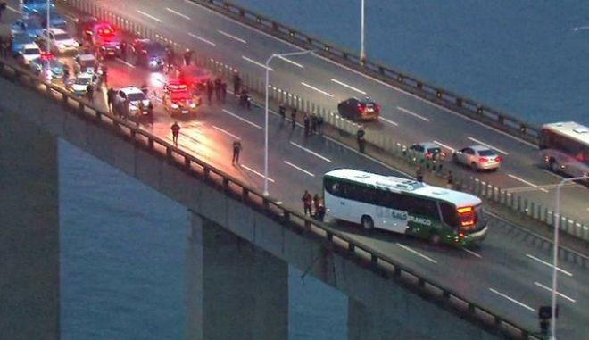 Συναγερμός στο Ρίο ντε Τζανέιρο: Ένοπλος κρατά ομήρους σε λεωφορείο
