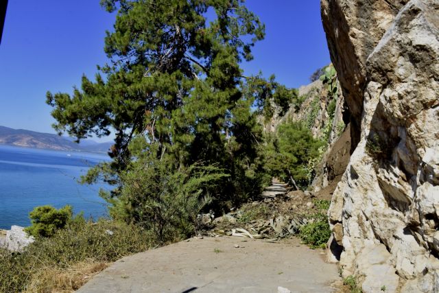 Πτώση βράχων στην Αρβανιτιά Ναυπλίου