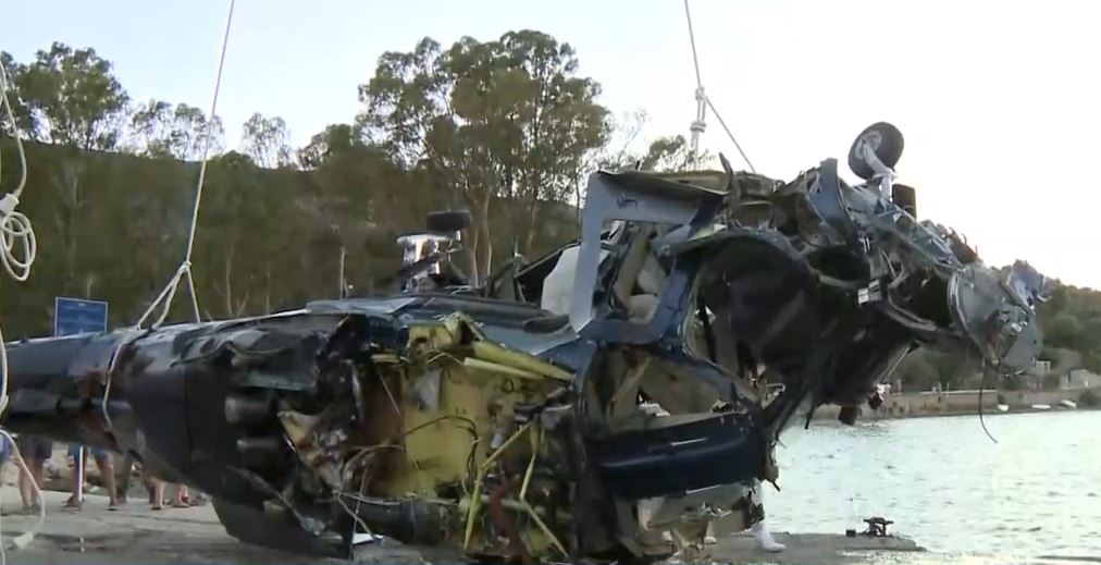Πόρος: Καρέ-καρέ η ανέλκυση του μοιραίου ελικοπτέρου – Συγκλονιστικές φωτογραφίες