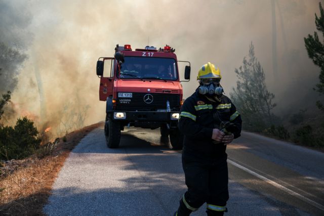 Μάχη να «εγκλωβιστεί» η πυρκαγιά στη χαράδρα κοντά στην Πλατάνα