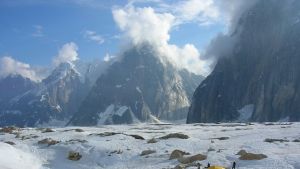 Μικροπλαστικά βρέθηκαν και στα παρθένα χιόνια της Αρκτικής και των Άλπεων