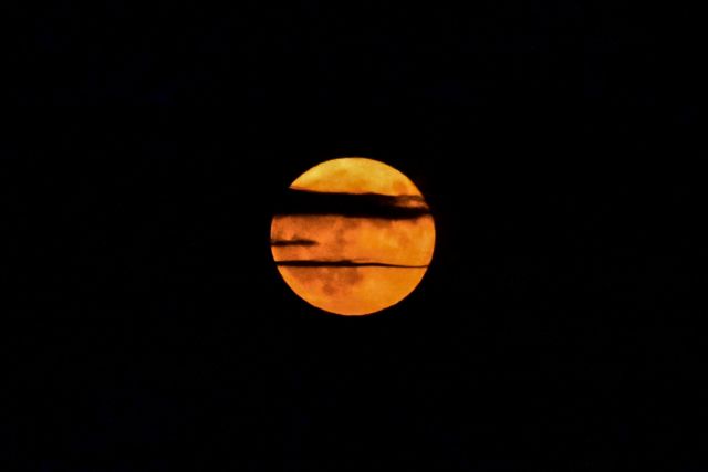 Πανσέληνος Αυγούστου: Μαγευτικές φωτογραφίες με το ολόγιομο φεγγάρι