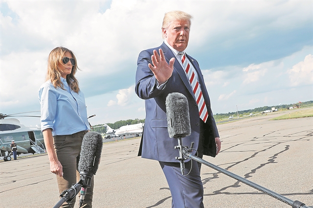 Ο Τραμπ με την πλάτη στον τοίχο