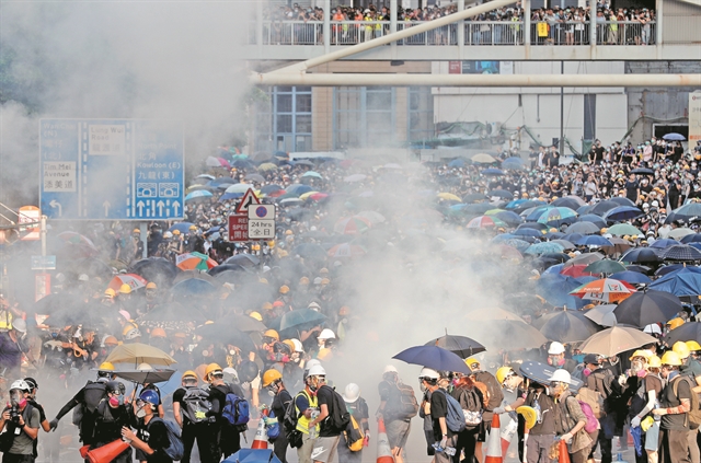 Το Χονγκ Κονγκ παραδίδεται στο χάος