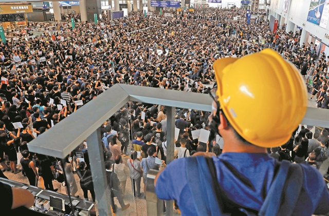 Υπό κατάληψη διαδηλωτών το αεροδρόμιο του Χονγκ Κονγκ