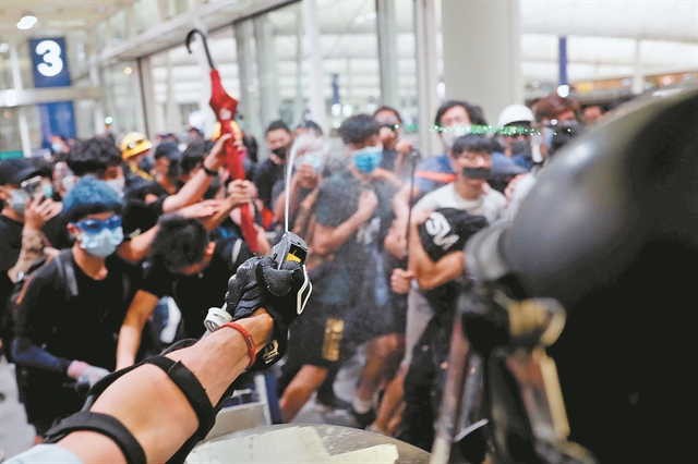 Βυθίζεται στο χάος το Χονγκ Κονγκ