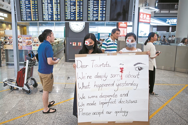 Το Πεκίνο απειλεί, οι διαδηλωτές επιμένουν
