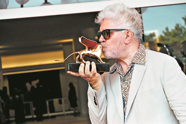 To άστρο του Μπραντ Πιτ, η τιμή στον Πέδρο Αλμοδόβαρ