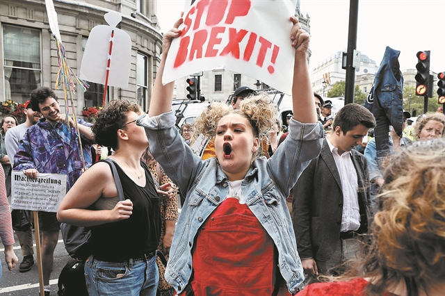 «Υπερασπιστείτε τη δημοκρατία μας!»