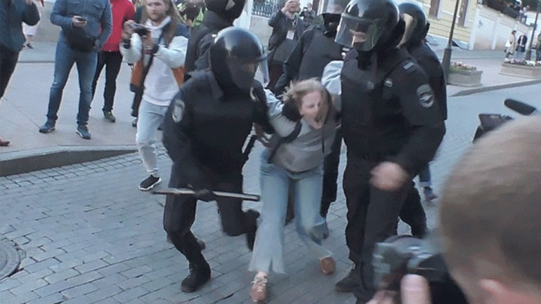 Ρωσία: Οργή για βίντεο που δείχνει αστυνομικό να γρονθοκοπηθεί διαδηλώτρια