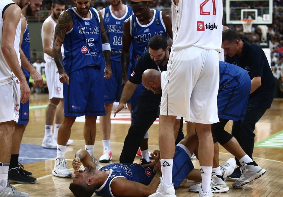 Σοκ στην Εθνική με Αθηναίου, αποχώρησε υποβασταζόμενος