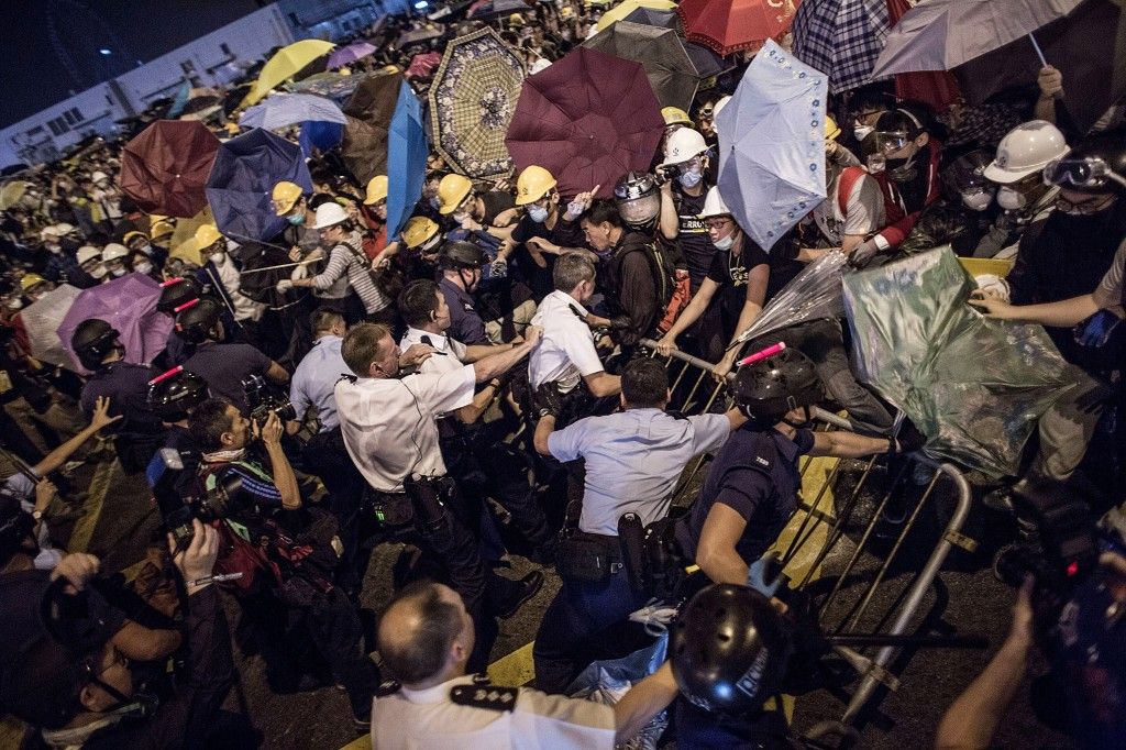 Χονγκ Κονγκ: Βίαιες συγκρούσεις αστυνομίας – διαδηλωτών