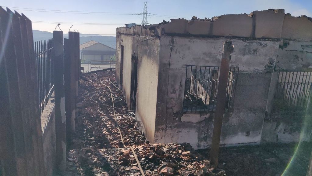 Φωτιά στον Υμηττό: Κάηκαν δύο σπίτια στην Παιανία
