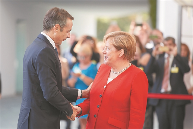 Δυσαρέσκεια στο Μαξίμου από τη στάση της καγκελαρίας