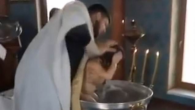 Οργή στη Ρωσία με ιερέα για βάφτιση που παρέπεμπε σε… εξορκισμό