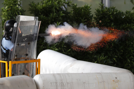 Χονγκ Κονγκ: Εκτεταμένη χρήση δακρυγόνων εναντίον των διαδηλωτών