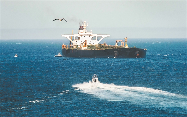 Κλείνουν τα ελληνικά λιμάνια για το τάνκερ