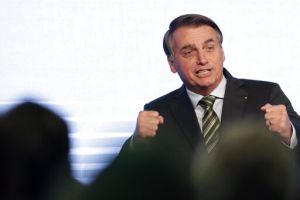 Ο Μπολσονάρο τα έβαλε ακόμα και με τα γαλλικά… στιλό Bic