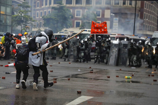 Στους διαδηλωτές επιρρίπτουν την ευθύνη για τον πυροβολισμό και τις αντλίες νερού οι αρχές του Χονγκ Κονγκ