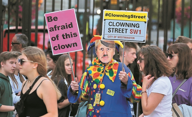 Τζόνσον: «Ρίξτε μας αν μπορείτε!»Κόρμπιν: «Θα τα πούμε την Τρίτη!»