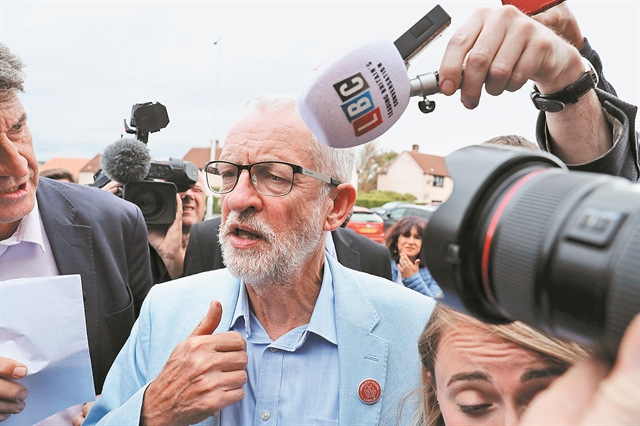 Η μπάλα είναι στο γήπεδο του Ηνωμένου Βασιλείου