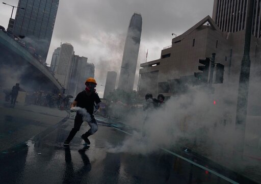 Χονγκ Κονγκ: Συγκρούσεις αστυνομίας-διαδηλωτών μετά από απαγόρευση διαδήλωσης