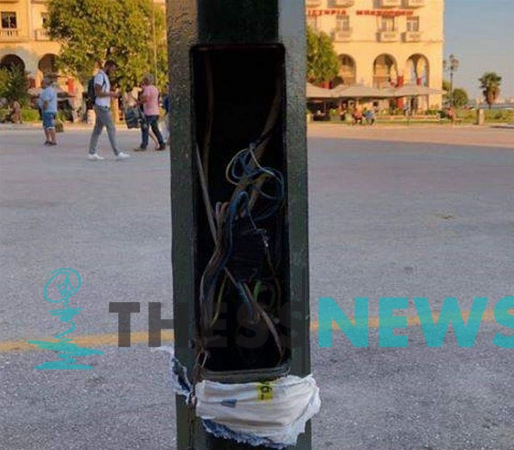 Ακάλυπτα καλώδια στην πλατεία Αριστοτέλους – Κίνδυνος για δεκάδες παιδιά
