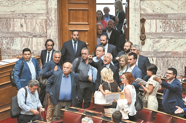 Σόου με αποχώρηση άρον άρον από τη Βουλή