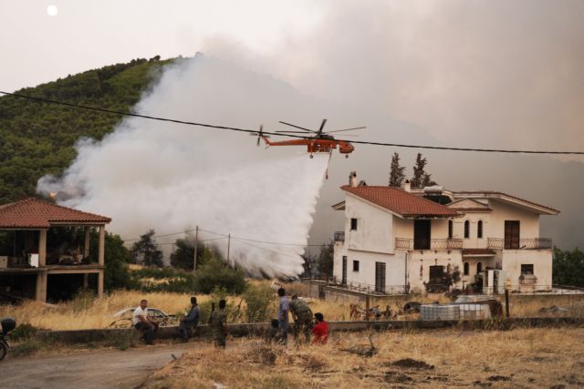 Wildfires rage through thr night in Evia, villages evacuated