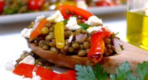 Σαλάτα με φακές, πιπεριές και φέτα
