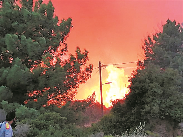 Πύρινα μέτωπα από το ένα άκρο της χώρας στο άλλο
