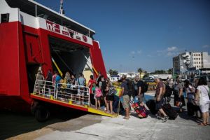 Πειραιάς: Άρον-άρον εγκαταλείπουν την Αθήνα οι αδειούχοι