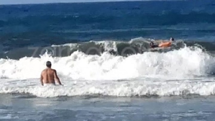 Καρέ καρέ η διάσωση λουόμενου στην Κρήτη – Μάχη με τα κύματα