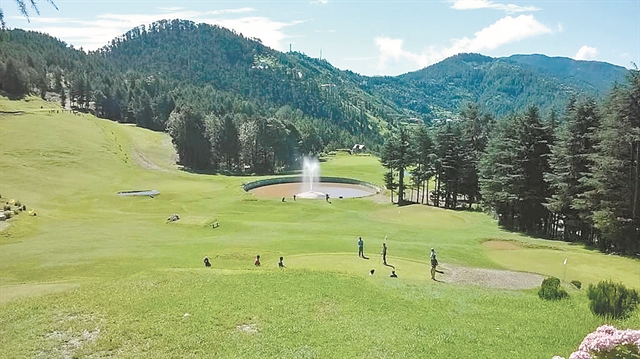 Επενδύσεις, γήπεδα γκολφ και… ένας πλαστικός