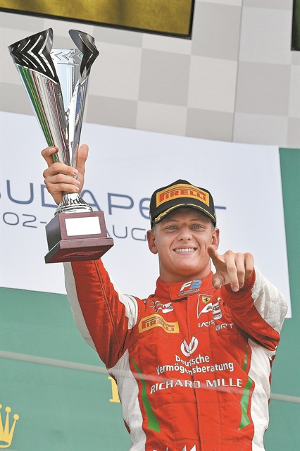 Στο ίδιο πόντιουμ με τον πατέρα του