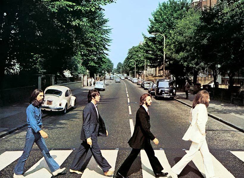 Beatles: Εκατοντάδες φαν γιορτάζουν την 50ή επέτειο της φωτογραφίας του «Abbey Road»