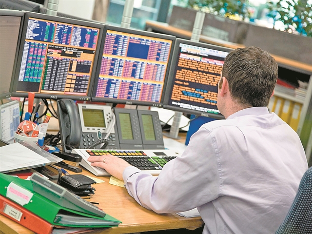 Στο κόκκινο και πάλι τα χρηματιστήρια