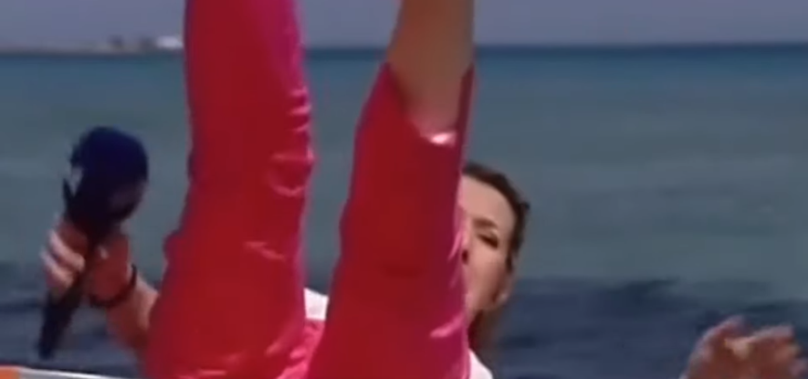 Δημοσιογράφος του ΑΝΤ1 έπεσε από ξαπλώστρα εν ώρα ρεπορτάζ