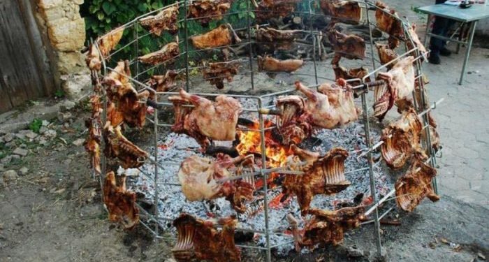 Απίστευτο: Eβαλε «αντικριστό» σε γάμο και πήγε να κάψει τρία χωριά