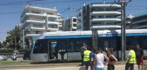 Νεκρός 61χρονος που παρασύρθηκε από τραμ στον Άλιμο – Σώθηκε η 9χρονη βαφτιστήρα του