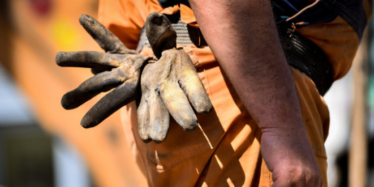 Πότε και πόσο μειώνονται οι αποδοχές τους όταν εργάζονται