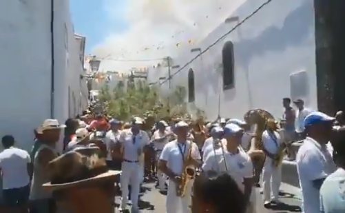 Γκραν Κανάρια: Πιστοί γιορτάζουν την προστάτιδά τους ενώ πίσω τους φλέγονται τα πάντα