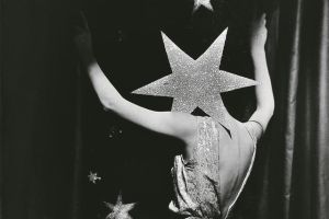 Σε ασπρόμαυρο φόντο