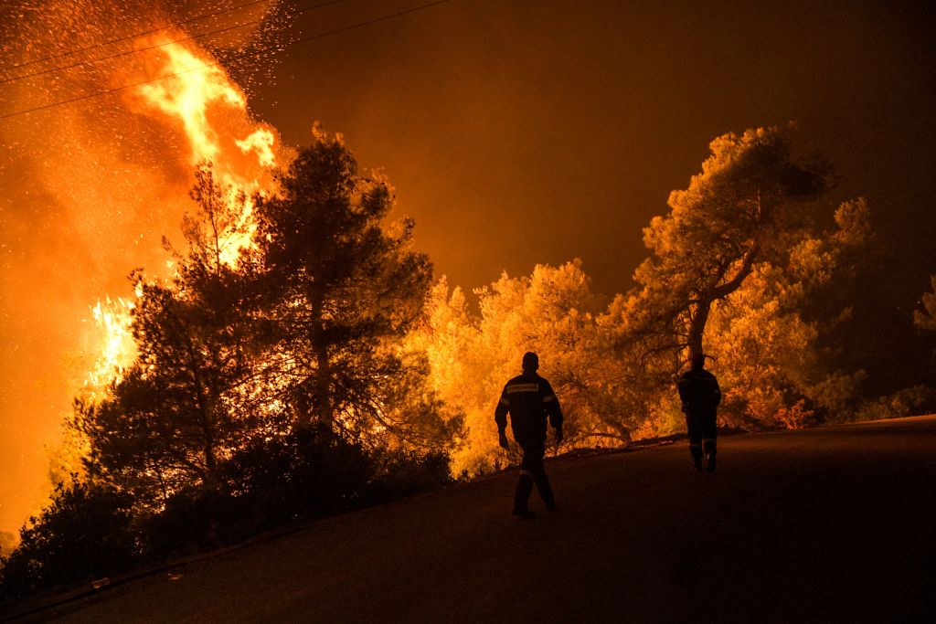 Σε πύρινο κλοιό η Σάμος: Πολλαπλά μέτωπα σε Μεσόκαμπο – Εκκενώθηκαν επτά ξενοδοχεία