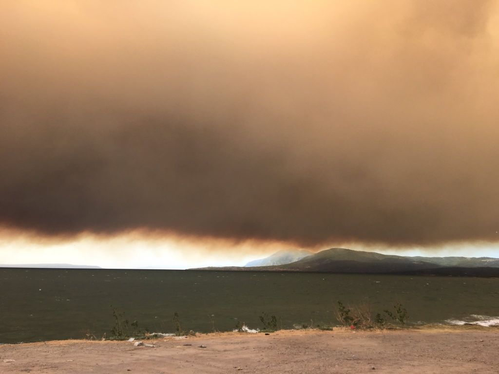 Βίντεο-σοκ από την φωτιά στην Εύβοια – H θάλασσα βάφτηκε μαύρη