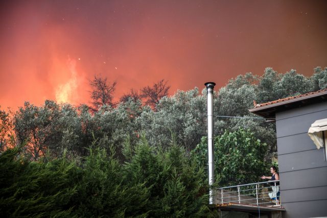 «Πνιγμένη» στους καπνούς της φωτιάς η Εύβοια – Σε ετοιμότητα εκκένωσης χωριά