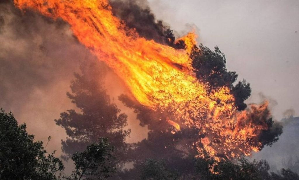 Φωτιά στη Σάμο : Μαίνεται ανεξέλεγκτο το μέτωπο στο Μεσόκαμπο – Εκκενώθηκαν ξενοδοχεία